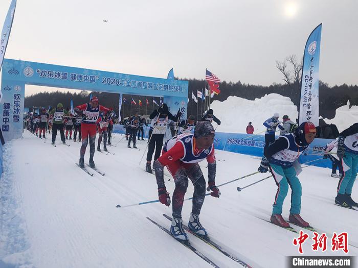 中国首办滑雪定向挑战赛 400余位选手趣味开赛